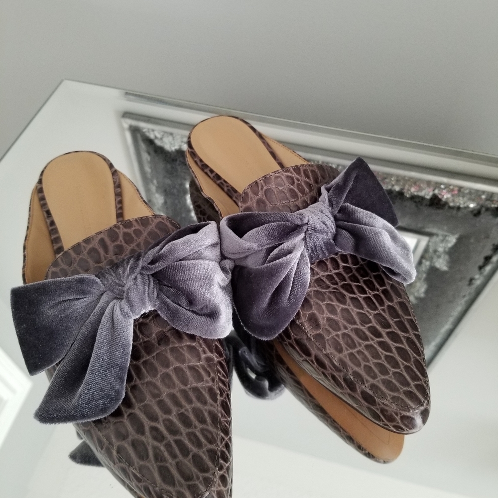 Banana Rebublic Leather snake skin shoes.